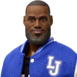 Signature Muñeco Kenbassador Coleccionable de Lebron James con Conjunto de Chaqueta Universitaria y Accesorios><noscript><img width=