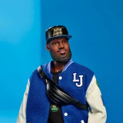 Signature Muñeco Kenbassador Coleccionable de Lebron James con Conjunto de Chaqueta Universitaria y Accesorios><noscript><img width=