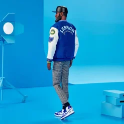 Signature Muñeco Kenbassador Coleccionable de Lebron James con Conjunto de Chaqueta Universitaria y Accesorios><noscript><img width=