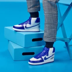 Signature Muñeco Kenbassador Coleccionable de Lebron James con Conjunto de Chaqueta Universitaria y Accesorios><noscript><img width=