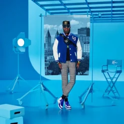 Signature Muñeco Kenbassador Coleccionable de Lebron James con Conjunto de Chaqueta Universitaria y Accesorios><noscript><img width=