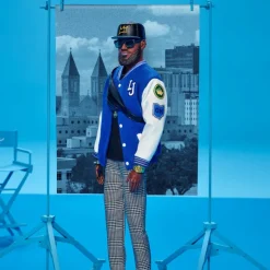 Signature Muñeco Kenbassador Coleccionable de Lebron James con Conjunto de Chaqueta Universitaria y Accesorios><noscript><img width=