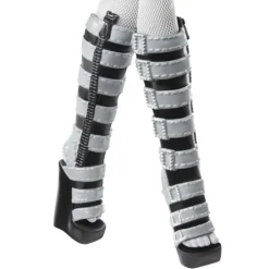 Muñeca Clawdeen Wolf en Blanco y Negro con Pósteres><noscript><img width=